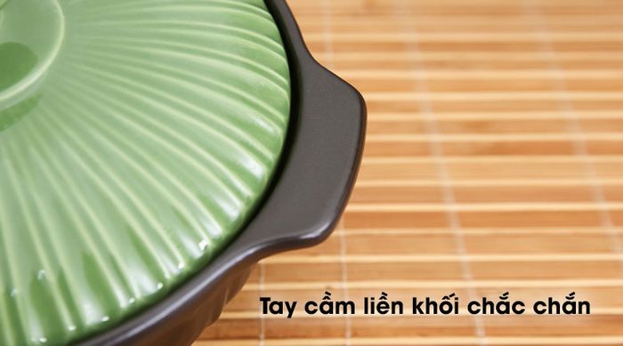 Tay cầm chắc chắn - Nồi đất hoa sen nắp sứ 1.2L Dong Hwa 403