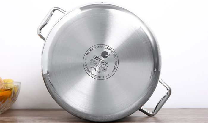 Chất liệu nguyên khối 3 lớp gồm inox 304 - nhôm - inox 430 - Nồi inox 3 đáy nắp kính 24cm Elmich Trimax Eco EL-3995