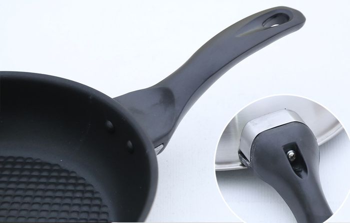 Tay cầm dài bọc nhựa cách nhiệt để đảm bảo an toàn cho người sử dụng, ốc vít được cố định chắc chắn. Móc treo tiện bảo quản chảo.