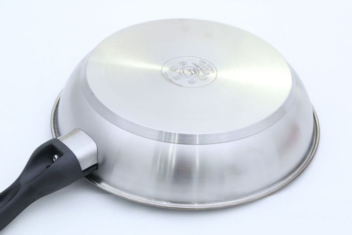 Đáy chảo 3 lớp. Lớp inox 430 ngoài cùng có đặc tính nhiễm từ, lớp nhôm ở giữa giúp thu nhiệt nhanh và dẫn nhiệt tỏa đều, lớp inox 430 trong cùng ít bị oxi hóa, ít phản ứng với thức ăn, đảm bảo an toàn.