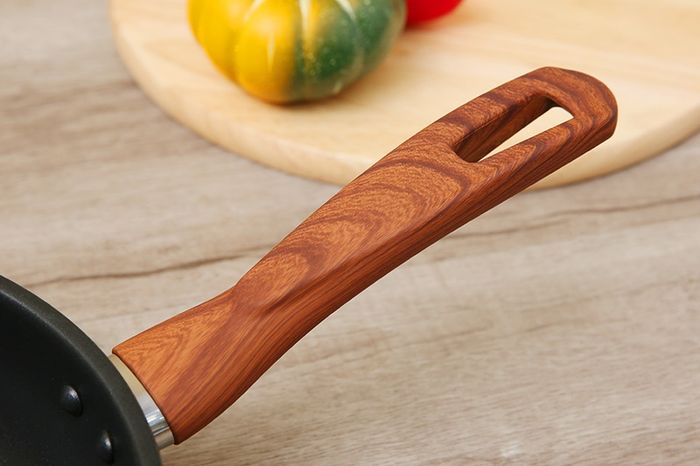 Tay cầm sang trọng, cách nhiệt - Chảo inox 304 3 đáy chống dính 28cm Fivestar C28-3D