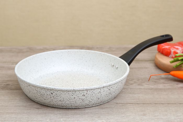 Màu nâu nhạt cực sang trọng, trang nhã, đường kính 26 cm - Chảo chống dính đáy từ Supor 26 cm F23A26IH