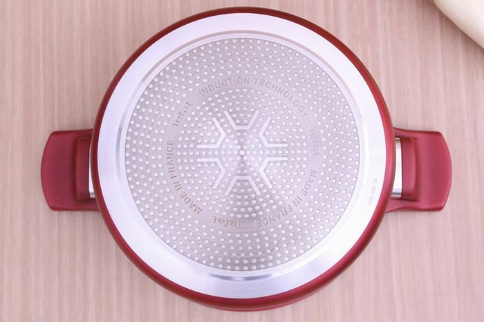 Đáy phẳng hấp thụ nhiệt nhanh - Nồi nhôm chống dính đáy từ 24 cm Tefal C6824672