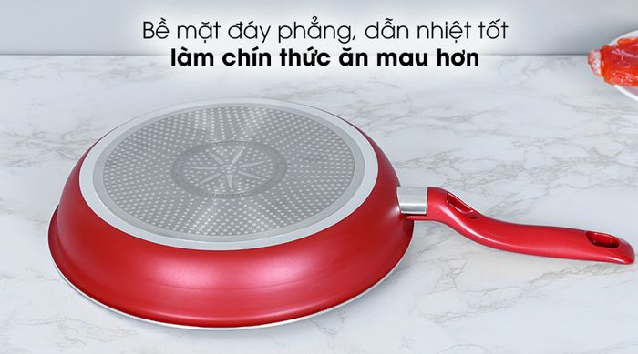 Chảo nhôm chống dính đáy từ 28cm TEFAL So Chef G1350695 - Bề mặt đáy phẳng, hấp thu nhiệt nhanh, tỏa nhiệt đều, làm chín thức ăn mau hơn