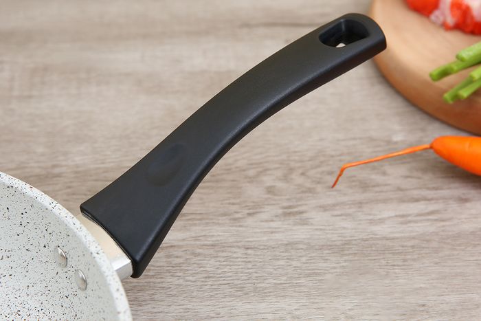 Có tay cầm bọc nhựa cách nhiệt chống nóng - Chảo chống dính đáy từ Supor 26 cm F23A26IH