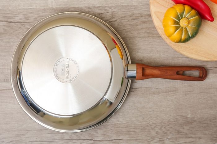Đáy phẳng, rộng hấp thu nhiệt nhanh - Chảo inox 304 3 đáy chống dính 28cm Fivestar C28-3D
