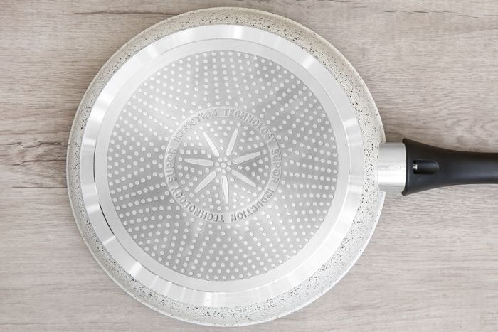 Đáy chảo phẳng, truyền nhiệt tốt - Chảo chống dính đáy từ Supor 26 cm F23A26IH