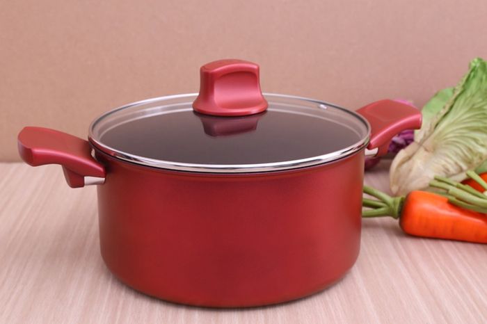 Kiểu dáng sang trọng, màu đỏ đô bắt mắt - Nồi nhôm chống dính đáy từ 24 cm Tefal C6824672