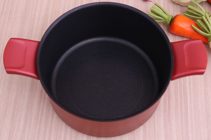 Bề mặt nồi phủ chống dính Titanium mới - Nồi nhôm chống dính đáy từ 24 cm Tefal C6824672