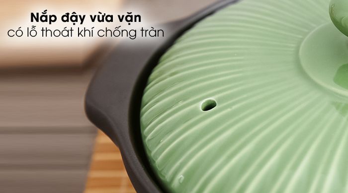 Nồi đất hoa sen nắp sứ 0.7L Dong Hwa 402 - Nắp đậy hoàn toàn vừa khít với thân nồi