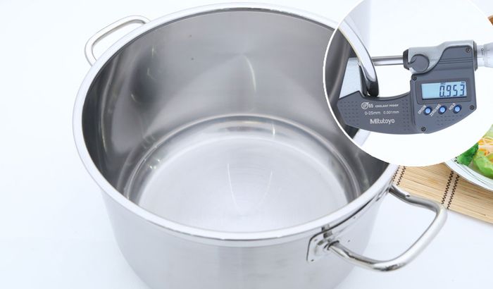 Nồi bằng inox 430 bền, sáng bóng, chống oxi hóa, an toàn cho sức khỏe người dùng, không tạo chất độc hại khi nấu ăn. Độ dày nồi 0.9 mm.
