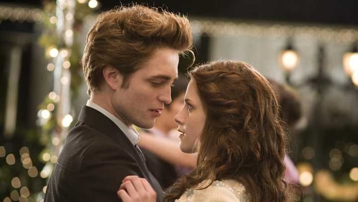 The 2008 movie ‘Twilight’ features Robert Pattinson and Kristen Stewart in leading roles.