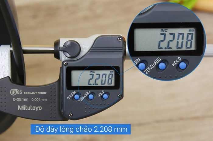 Bằng chất liệu nhôm A3003 dày 2.208 mm - Chảo nhôm chống dính 36cm DMX CXE36