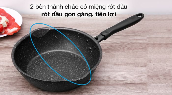 Chảo nhôm sâu chống dính đáy từ 26cm Sunhouse SHS26MRD - Thiết kế 2 bên thành chảo có miệng rót dầu