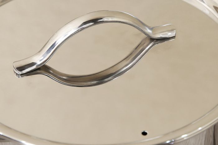 Nồi inox 304 3 đáy 16cm Fivestar N16-304OV có nắp đậy bền chắc.