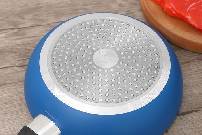 Có đáy phẳng, dẫn nhiệt tốt, nấu ăn nhanh - Chảo nhôm chống dính đáy từ 26 cm Elmich Coloseum Y1 EL-3720