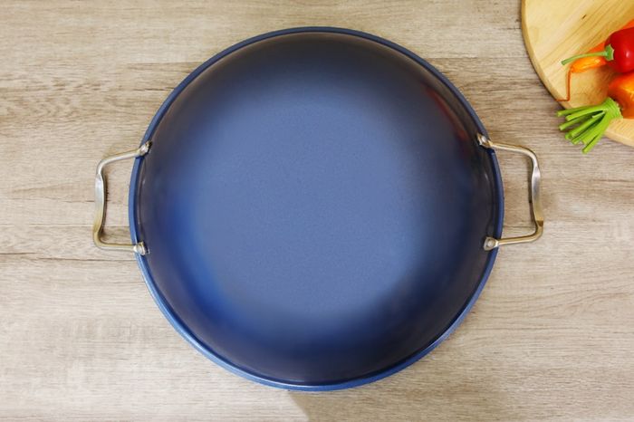 Đáy 1 lớp, rộng, dẫn nhiệt nhanh - Chảo nhôm chống dính 36cm DMX CXE36