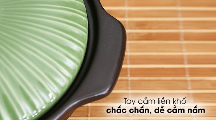 Nồi đất hoa sen nắp sứ 0.7L Dong Hwa 402 - Tay cầm 2 bên cân đối, dày dặn