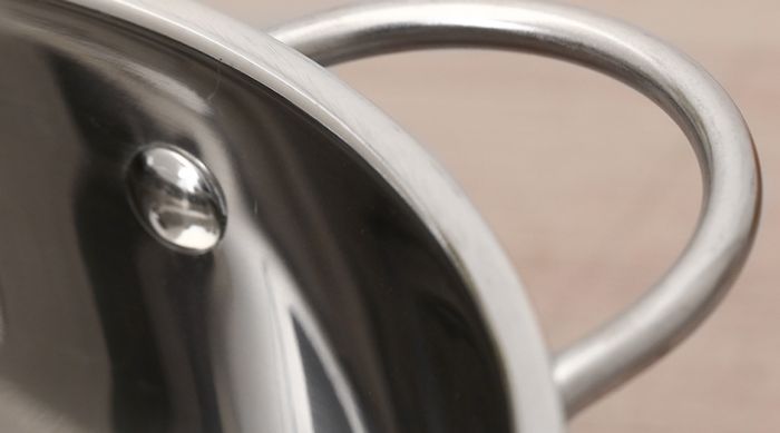 Thiết kế tay cầm dạng đũa - Nồi inox 3 đáy nắp inox 20cm Delites NE013-20