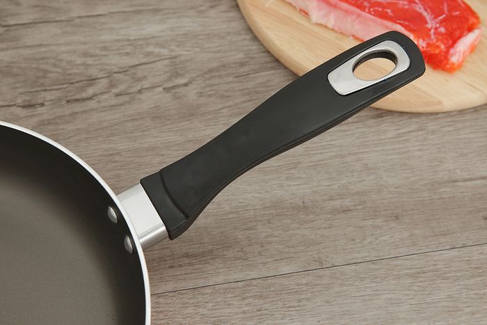 Tay cầm chảo dài, bọc nhựa cách nhiệt - Chảo nhôm chống dính đáy từ DMX CTE 24 cm