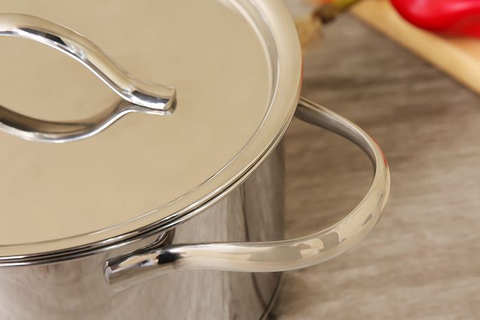 Nồi inox 304 3 đáy 16cm Fivestar N16-304OV có tay cầm chắc chắn.