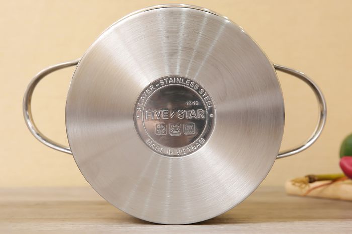 Nồi inox 304 3 đáy 16cm Fivestar N16-304OV có 3 lớp đáy giúp nấu ăn nhanh.