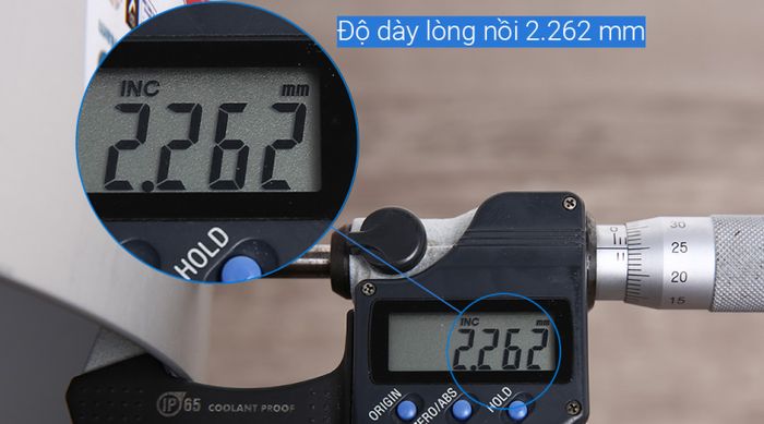 Độ dày 2.2 mm giúp giữ nhiệt tốt - Nồi nhôm anod 32 cm Sunhouse SHG2732SA