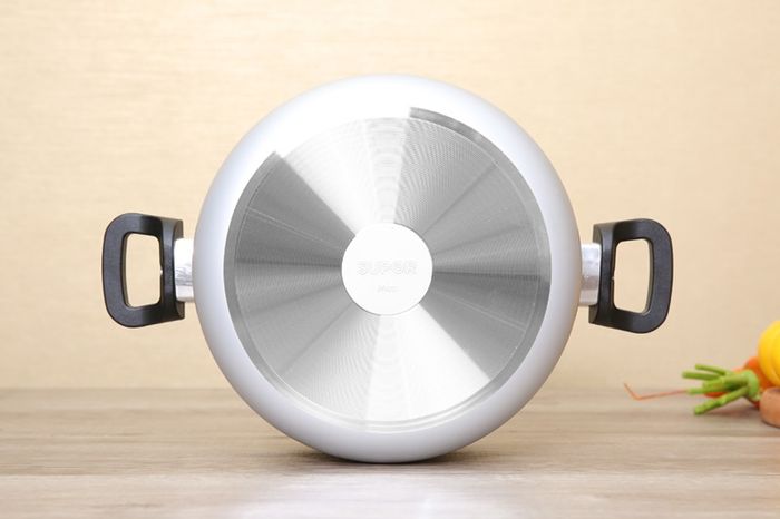 Đáy thiết kế phẳng, truyền nhiệt mau - Nồi oxy hóa mềm Supor 24cm S30A24
