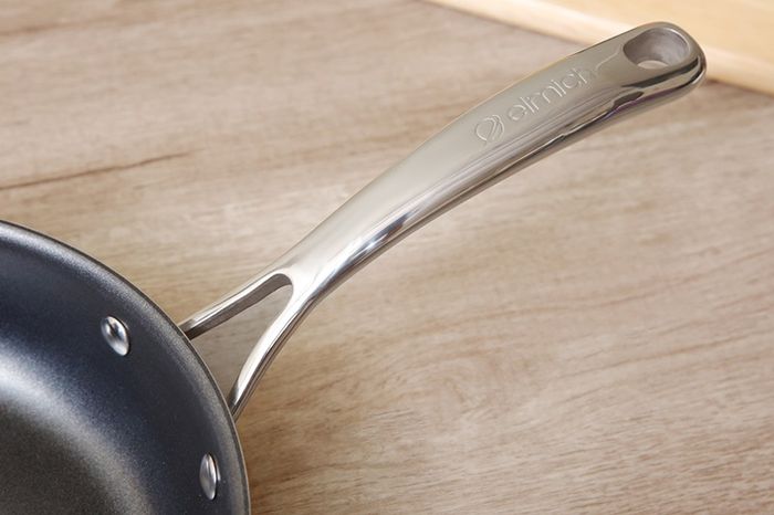 Tay cầm dày, lắp chắc chắn vào thân chảo - Chảo sâu nhôm chống dính đáy từ 30cm Sunhouse SHG1230MMA
