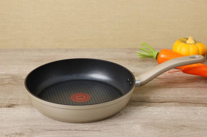 Thiết kế đẹp mắt sang trọng, đường kính 28 cm rộng rãi - Chảo nhôm chống dính đáy từ 28 cm Tefal H9100614