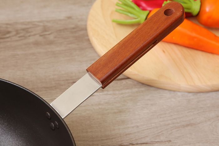 Tay cầm chảo chống dính thiết kế sang trọng - Chảo sâu nhôm chống dính đáy từ 28cm Happycook OSWP-28IH