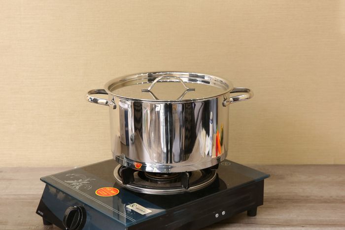 Nồi inox 304 3 đáy 24cm Fivestar N24-304OV dễ dàng nấu nướng.