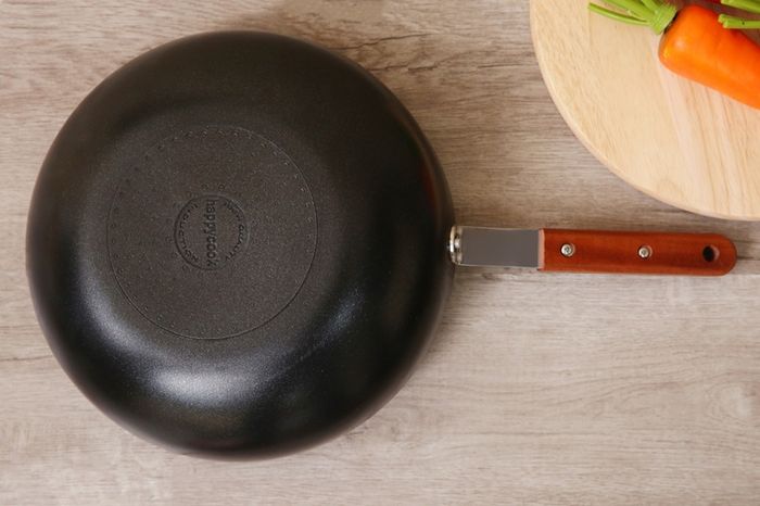 Đáy phẳng, inox 403 truyền nhiệt tốt - Chảo sâu nhôm chống dính đáy từ 28cm Happycook OSWP-28IH