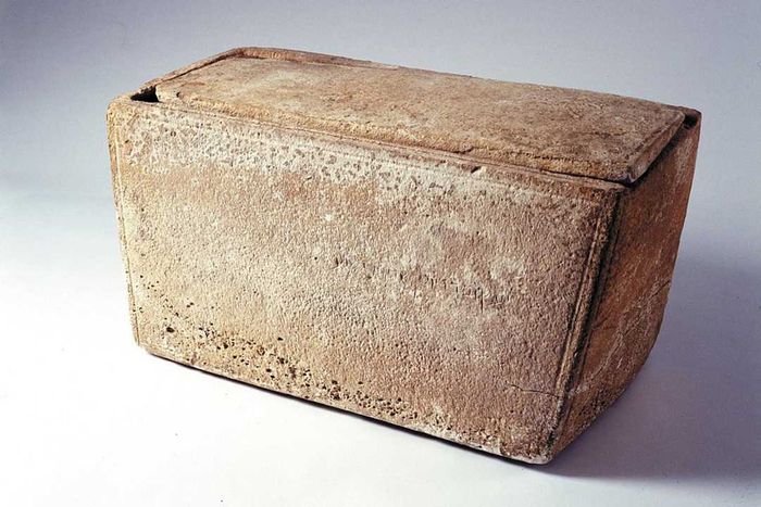 The James ossuary was exhibited at the Royal Ontario Museum from November 15, 2002, to January 5, 2003.