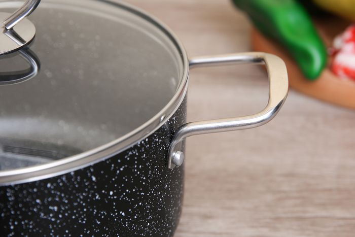 Tay cầm thanh mảnh, lắp chắc chắn vào thân nồi - Nồi nhôm chống dính đáy từ 20 cm ĐMX NDE
