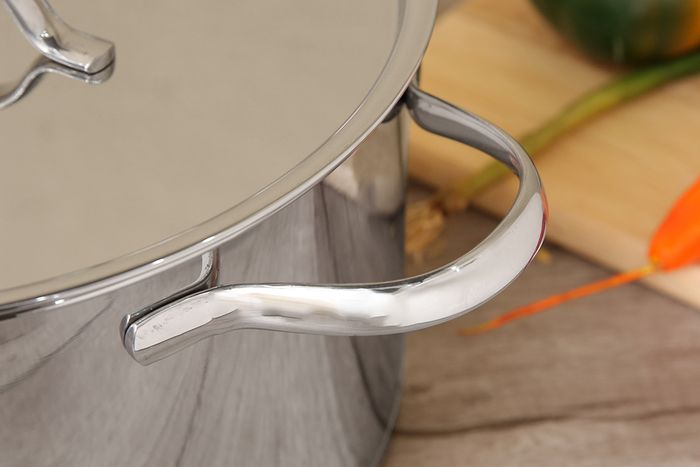 Nồi inox 304 3 đáy 24cm Fivestar N24-304OV có tay cầm to, dễ cầm.