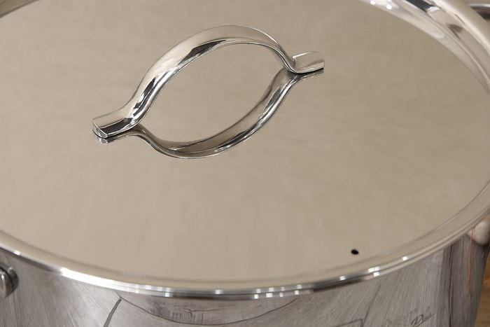 Nồi inox 304 3 đáy 24cm Fivestar N24-304OV có nắp bền bỉ.