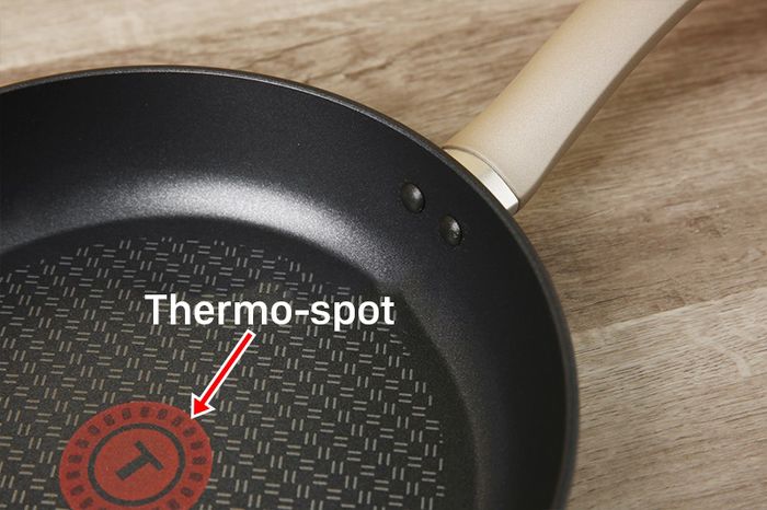 Bằng hợp kim nhôm, dày 2.637 mm, phủ lớp chống dính an toàn cho sức khoẻ - Chảo nhôm chống dính đáy từ 28 cm Tefal H9100614