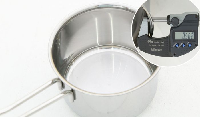 Quánh bằng inox 430, ít bị oxy hoá, độ dày 0.562 mm, giúp làm nóng nhanh, thích hợp nấu cháo, nấu canh lượng ít.