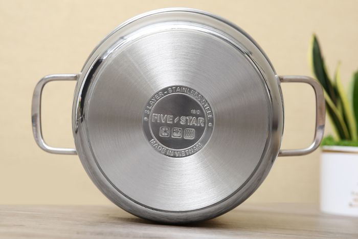 Có đáy phẳng, rộng, dẫn nhiệt nhanh - Nồi inox 3 đáy 18cm Fivestar FSN 18IN1