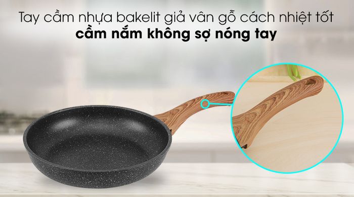 Chảo nhôm vân đá đáy từ 26cm Sunhouse Mama SHG1126MMC - Tay cầm bằng nhựa bakelit phủ sơn giả vân gỗ đẹp mắt