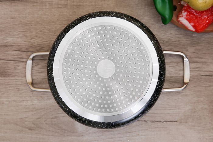 Đáy phẳng, có thiết kế chống trượt - Nồi nhôm chống dính đáy từ 20 cm ĐMX NDE
