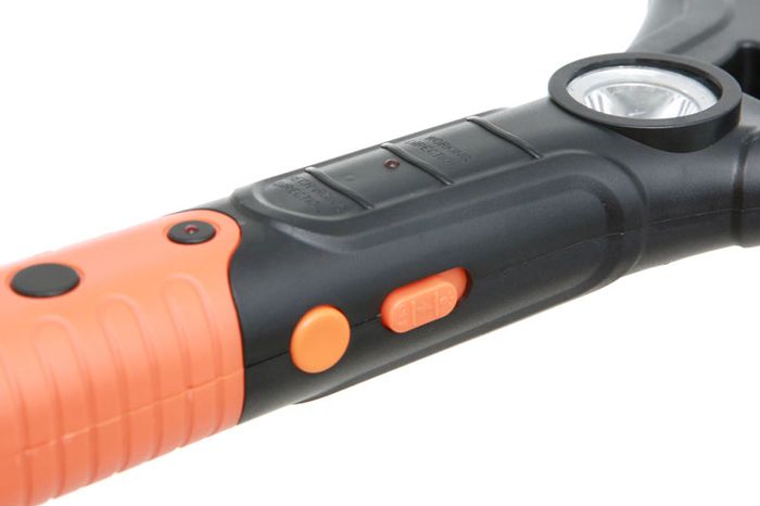 Thao tác linh hoạt với 1 cần gạt và nút nhấn - Vợt muỗi Comet CP040