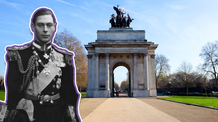 King George VI alongside the Constitution Arch at Hyde Park Corner in London.