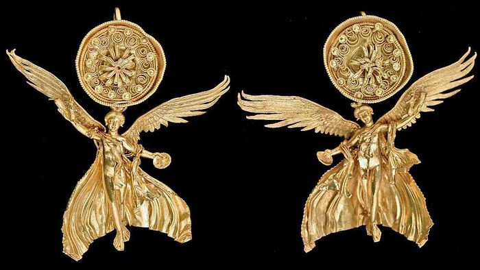 Gold earrings from the early Hellenistic period depicting Nike