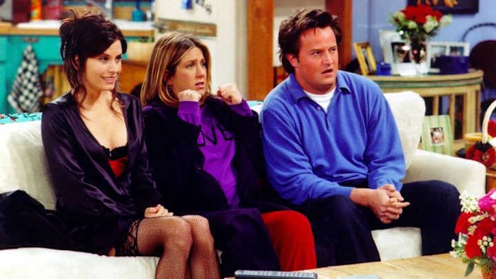 Courteney Cox, Jennifer Aniston, and Matthew Perry star in the iconic show ‘Friends.’