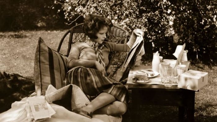 Clara Bow takes a break between scenes while filming <em>Wings</em> (1927).
