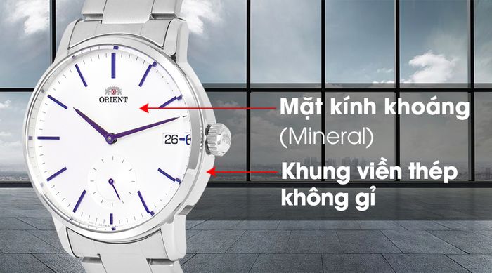 Đồng hồ nam Orient RA-SP0002S10B có mặt kính khoáng trong suốt, khung viền thép không gỉ bảo vệ