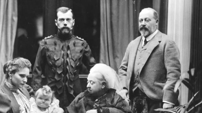 Edward VII (right) pictured with his family, featuring Queen Victoria at the center.