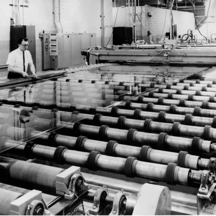 The manufacturing process of safety-glass windshields